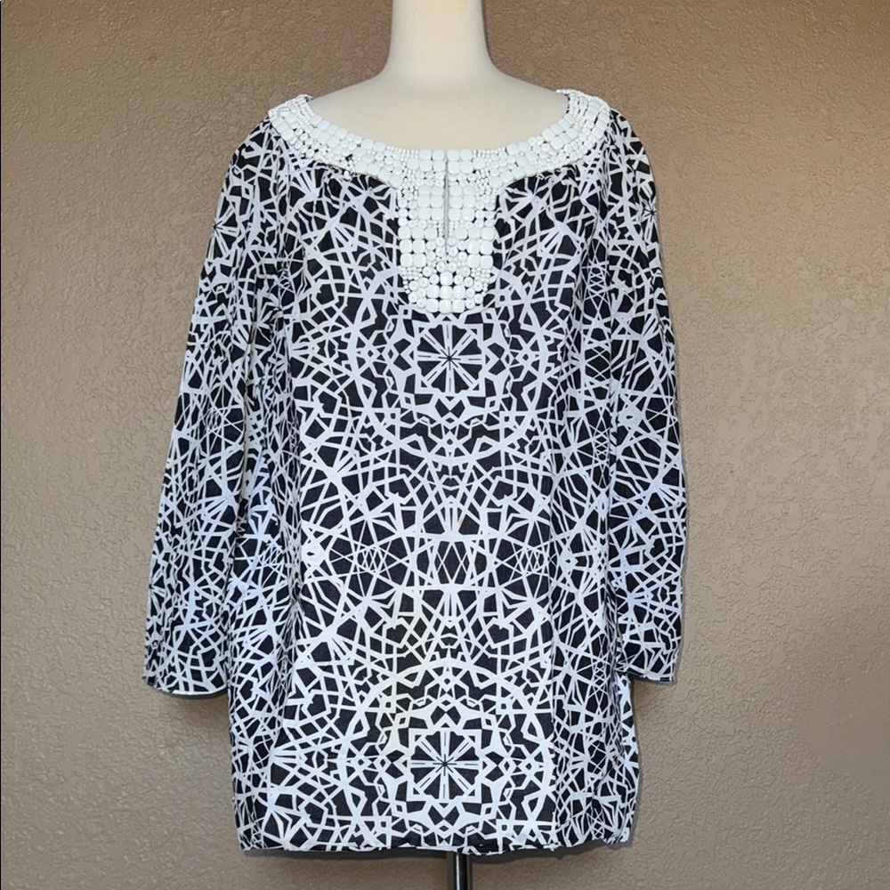 Ellen Tracy Black and White Geometric Patterned Top